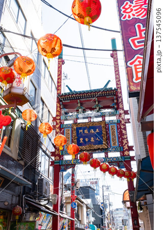 横浜中華街  市場通り門（南） 137545096