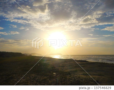 ボルネオ島の海に沈む夕日(マレーシア) ボルネオ島の海に沈む夕日(マレーシア) 137546829