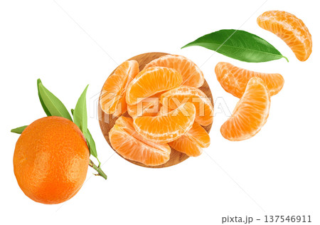 Tangerine or clementine slices in wooden bowl isolated on white background with full depth of field. Top view. Flat lay 137546911