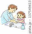 娘に手洗いを教える父親 衛生習慣イラスト 137549413