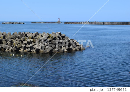 海岸の波消しブロック 137549651