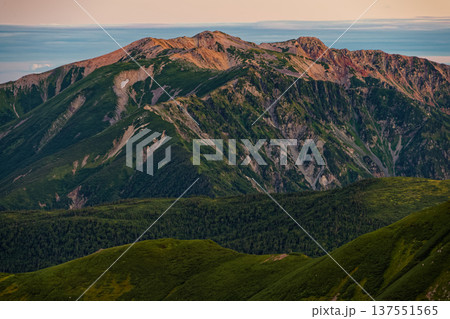 北アルプス・双六岳から見る夜明けの薬師岳と雲ノ平 137551565