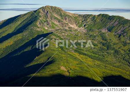 北アルプス・双六岳稜線から見る朝の黒部五郎岳 137551907