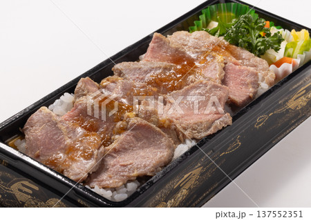 牛ステーキ弁当（サーロインステーキ） 137552351