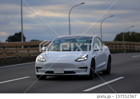 白い電気自動車 イメージ 白い電気自動車 イメージ 137552367