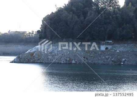 【神奈川県】記録的渇水により津久井湖の湖底から姿を現した旧横浜水道_太井隧道(水路トンネル) 137552495