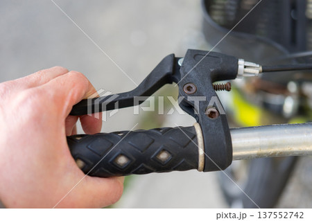 子供用自転車のブレーキを調整 137552742