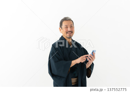 着物を着た男性 スマートフォン スマホ 着物を着た男性 スマートフォン スマホ 137552775