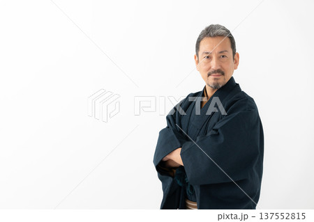 着物を着た男性 着物を着た男性 137552815