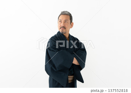 着物を着た男性 着物を着た男性 137552818