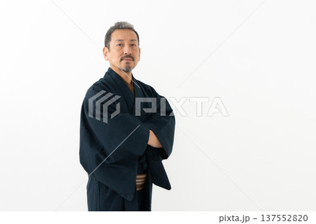 着物を着た男性	 137552820