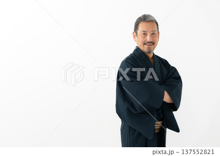着物を着た男性	 137552821