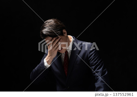 頭を抱えるビジネスマン 137552961
