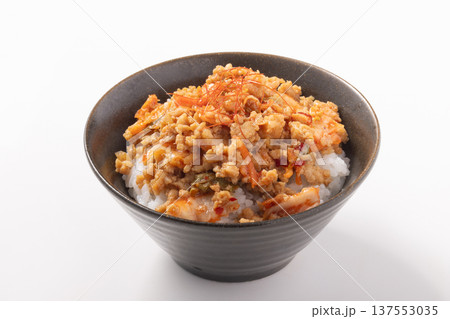 豚そぼろ　キムチ丼 137553035
