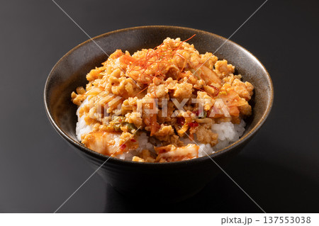 豚そぼろ　キムチ丼 137553038