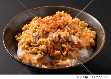 豚そぼろ　キムチ丼 137553039