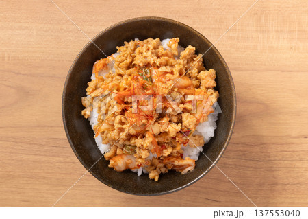豚そぼろ　キムチ丼 137553040