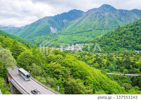 新緑の中の平湯温泉街《岐阜県 高山市 奥飛騨温泉郷》 137553143