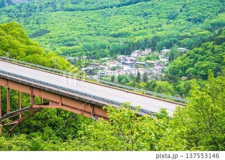 新緑の中の平湯温泉街《岐阜県 高山市 奥飛騨温泉郷》 新緑の中の平湯温泉街《岐阜県 高山市 奥飛騨温泉郷》 137553146