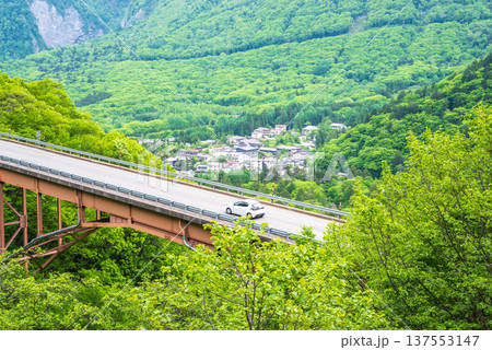 新緑の中の平湯温泉街《岐阜県 高山市 奥飛騨温泉郷》 137553147