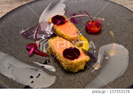 美術館レストランで提供されたサーモンの創作料理プレート 美術館レストランで提供されたサーモンの創作料理プレート 137553178