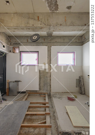 住宅リノベーション工事の作業現場 住宅リノベーション工事の作業現場 137553222