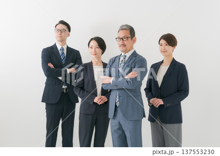 腕組みをするビジネスパーソン 137553230