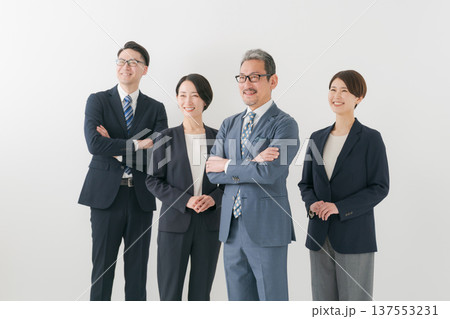 腕組みをするビジネスパーソン 腕組みをするビジネスパーソン 137553231