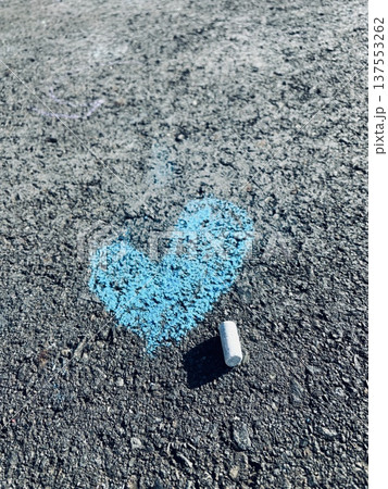 青チョークで描いたハート 137553262