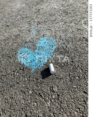 青チョークで描いたハート 137553263