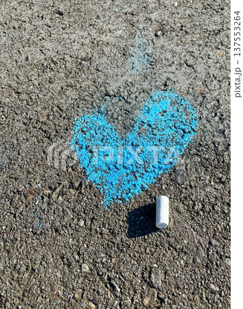 青チョークで描いたハート 137553264