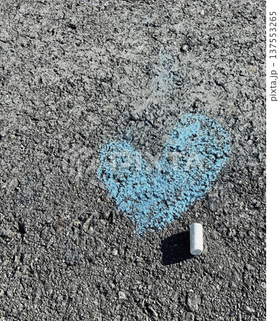 青チョークで描いたハート 137553265