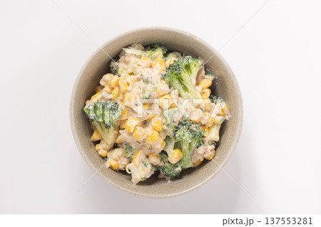 ツナ　マヨネーズ　コーン　ブロッコリー　和え 137553281