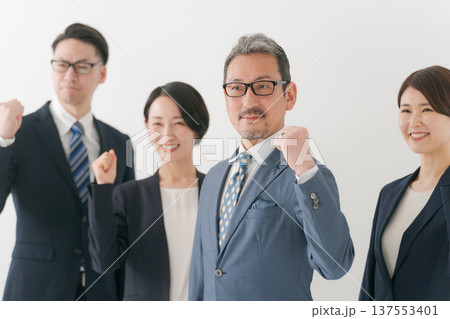 ガッツポーズをするビジネスパーソン 137553401