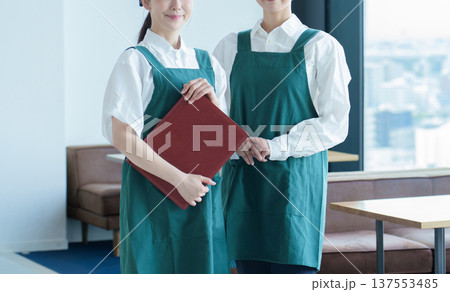 飲食店で働く女性従業員 137553485