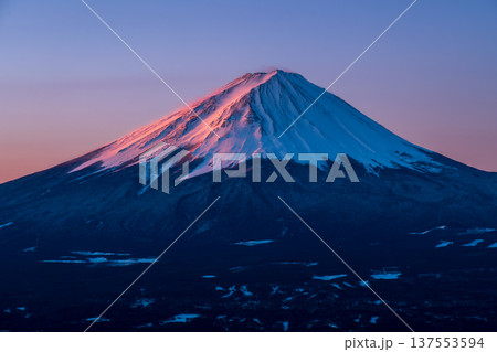 早春の新道峠から夜明け前の富士山と河口湖 137553594