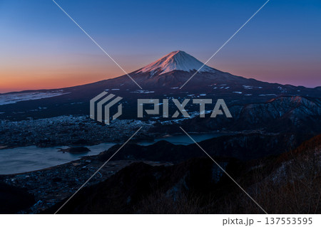 早春の新道峠から夜明け前の富士山と河口湖 早春の新道峠から夜明け前の富士山と河口湖 137553595