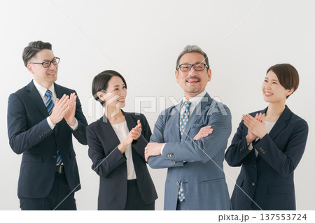 大喜びするビジネスパーソンたち 大喜びするビジネスパーソンたち 137553724