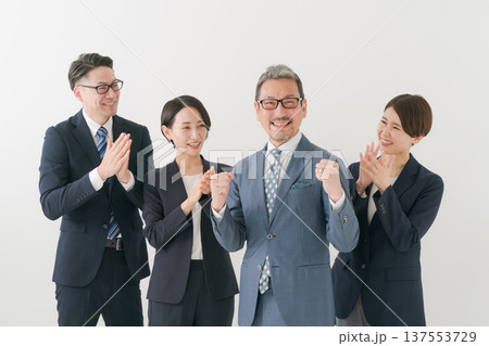 大喜びするビジネスパーソンたち 137553729