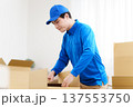 引越し作業をする男性引越し業者 137553750