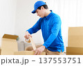 引越し作業をする男性引越し業者 137553751