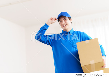 引越し作業をする男性引越し業者 引越し作業をする男性引越し業者 137553752