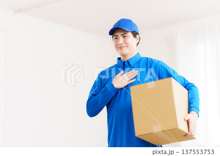 引越し作業をする男性引越し業者 137553753