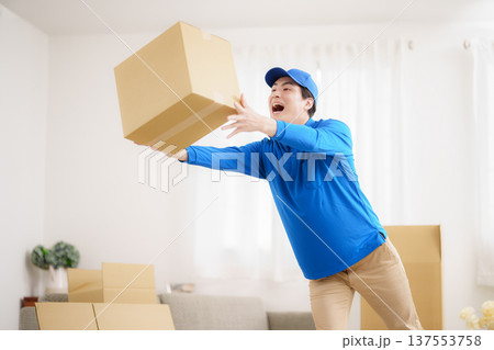 引越し作業をする男性引越し業者 引越し作業をする男性引越し業者 137553758