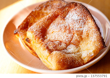 フレンチトーストと朝の光 137553791