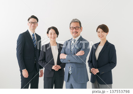 横並びのビジネスパーソン 137553798