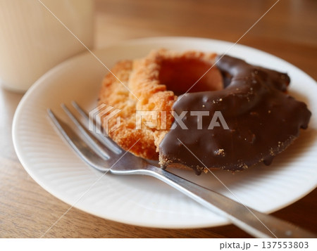 チョコがけオールドファッション チョコがけオールドファッション 137553803