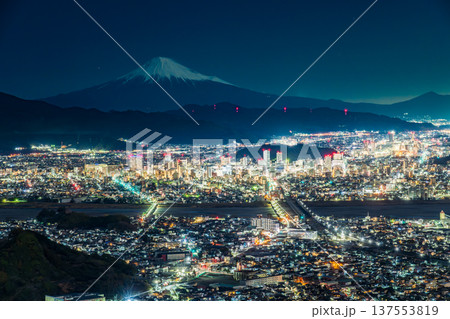 早春の朝鮮岩から月光に照らされた冠雪富士山と静岡市の夜景 137553819
