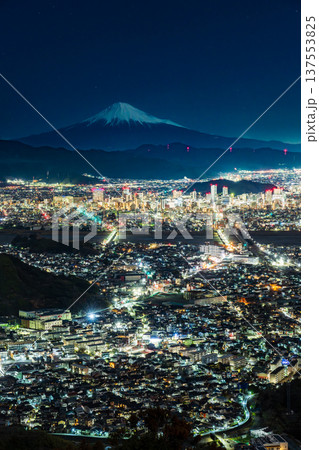 早春の朝鮮岩から月光に照らされた冠雪富士山と静岡市の夜景 137553825