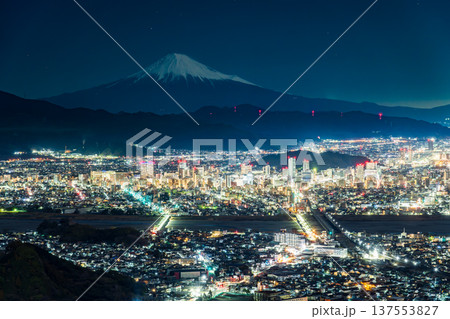 早春の朝鮮岩から月光に照らされた冠雪富士山と静岡市の夜景 137553827